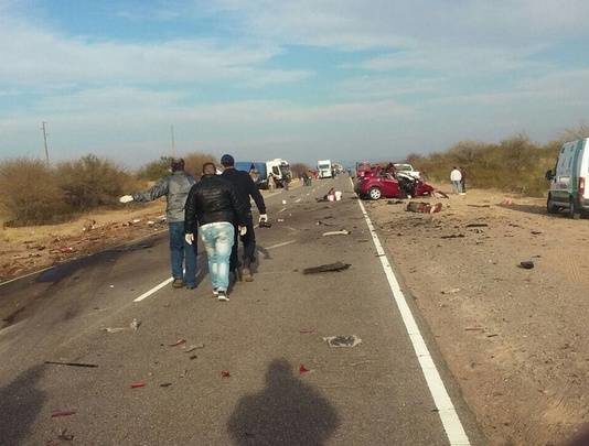 Se durmió al volante, chocó contra un camión y murió toda la familia