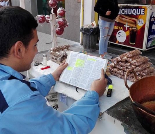 Un vendedor de pochoclos del centro se viralizó en las redes por esta foto