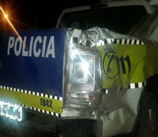 Policías que perseguían a dos ladrones terminaron chocando el patrullero contra la pared de una casa