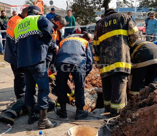 Rescataron al operario de la SAT que había quedado atrapado por el derrumbe de un pozo