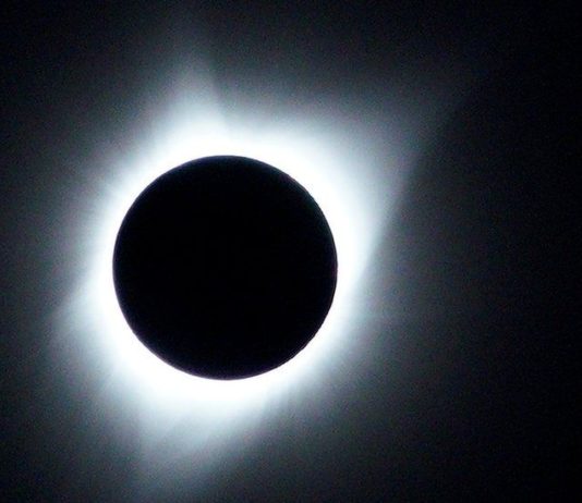 Las espectaculares imágenes que dejó el eclipse solar total que cruzó a Estados Unidos de extremo a extremo