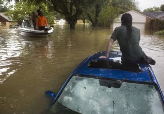 Cómo el inusual recorrido de Harvey, que se quedó estancado y tocó tierra 2 veces, agravó las inundaciones en Houston
