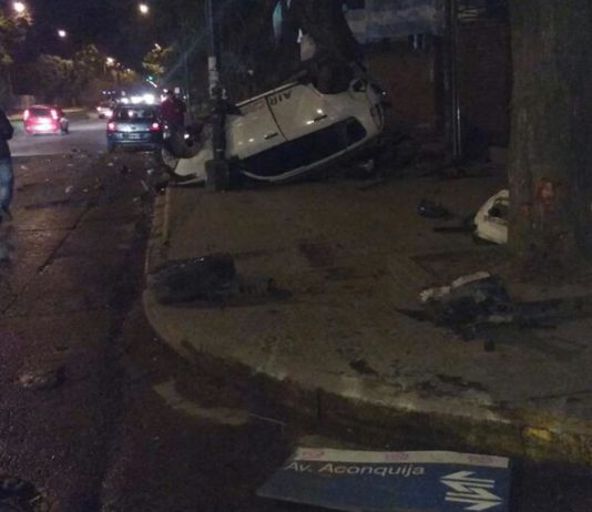 Dos jóvenes resultaron heridos en un accidente en avenida Aconquija