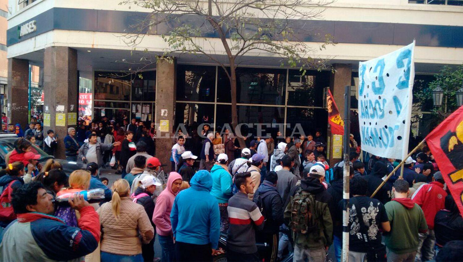 protesta-paro-cortes-organizaciones-reclamos-tucuman-politica