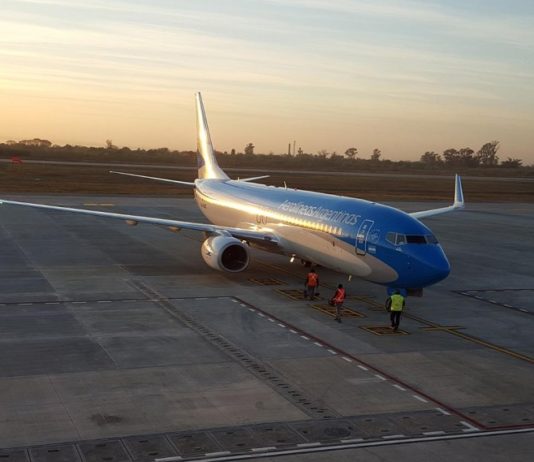 Ya aterrizó el primer vuelo tras la reapertura del aeropuerto de Tucumán
