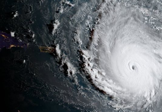 El huracán Irma, del tamaño de Francia, golpea Antigua y Barbuda en el Caribe y se aproxima a Florida como uno de los más potentes de la historia