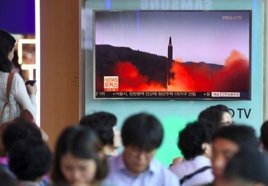 Corea del Norte lanza un nuevo misil y obliga a Japón a emitir una alerta para que su población busque refugio