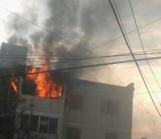 Un hombre fue hallado muerto en un edificio que se incendió, a metros de la Comisaría 11