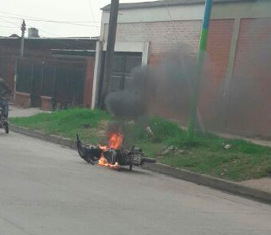 Uno de los ladrones que chocó contra un colectivo con una moto robada se encuentra grave