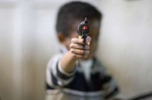Nene jugaba con un arma y mató a un amiguito