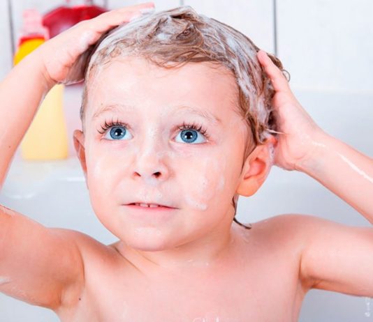 Por «eventos adversos» en los ojos de un nene, prohíben la venta de un shampoo infantil