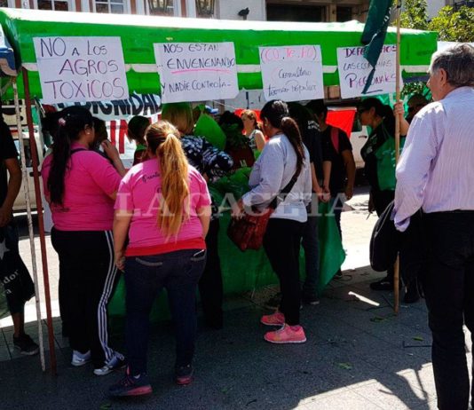 «Feriazo» en la plaza Independencia: protestaron con bolsones de verduras a $50