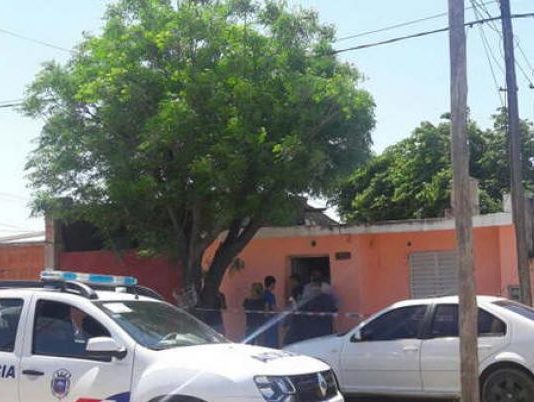 IMPACTANTE: Salió a darle de comer al perro y se topó con una espantosa escena en el patio