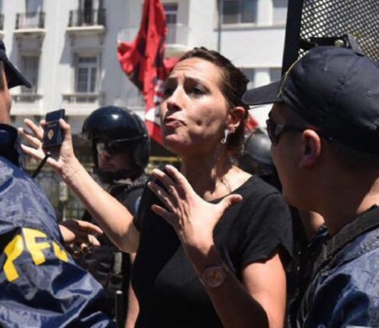 La diputada Mayra Mendoza fue ferozmente reprimida por Gendarmería