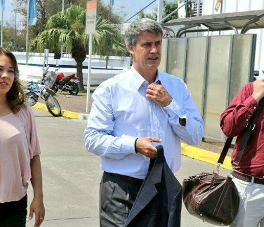 Prat-Gay ya camina por las calles de Tucumán