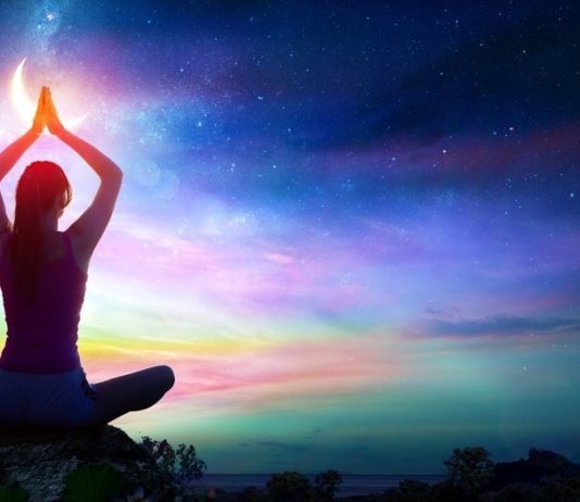 Conectarse con la luna: un viaje al centro de las emociones femeninas