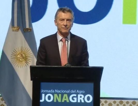 Macri les prometió a los productores rurales que las retenciones serán temporales