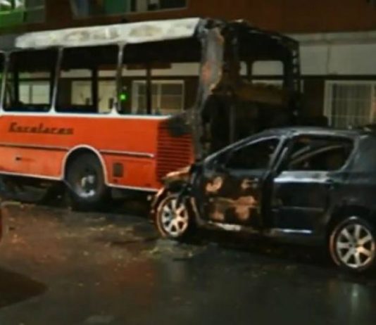 Chocó contra un micro escolar lo prendió fuego y se escapó