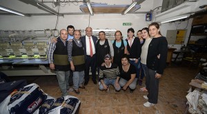 El Gobernador visitó un taller de confección de uniformes