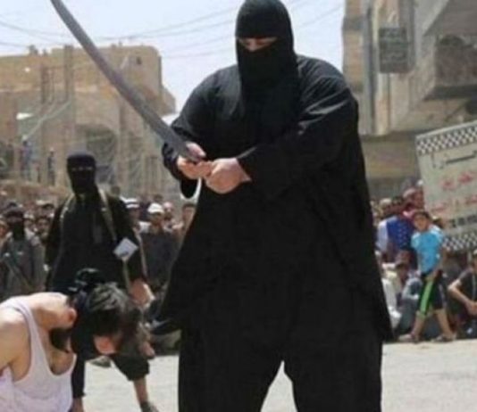En Arabia Saudita detuvieron, ejecutaron y crucificaron a un asesino en la callle