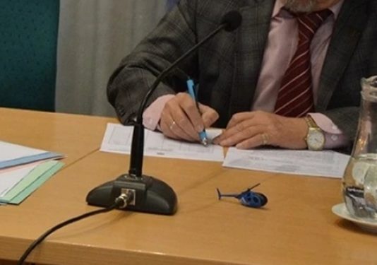 Santa Cruz: Diputado K encabezó una sesión en la Legislatura con un helicóptero de juguete