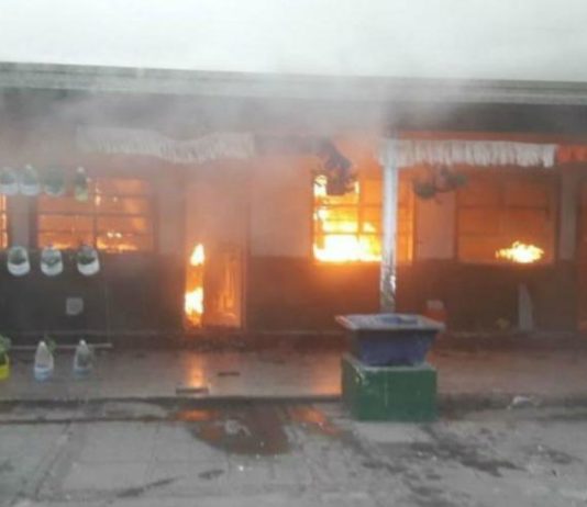 Entraron a robar en una escuela primaria y le prendieron fuego