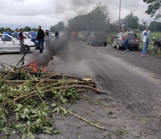 Despedidos de Alpargatas cortan la ruta 38 sobre el río Chico