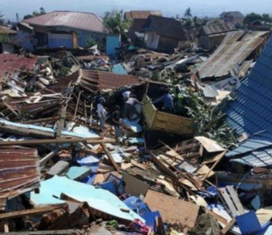 Ascienden a 832 los muertos por el terremoto y el tsunami en Indonesia