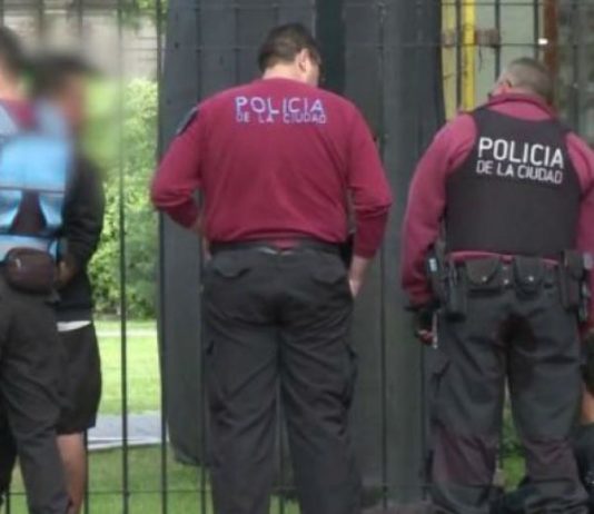 Un limpiavidrios acuchilló a un hombre que iba en un auto con su familia