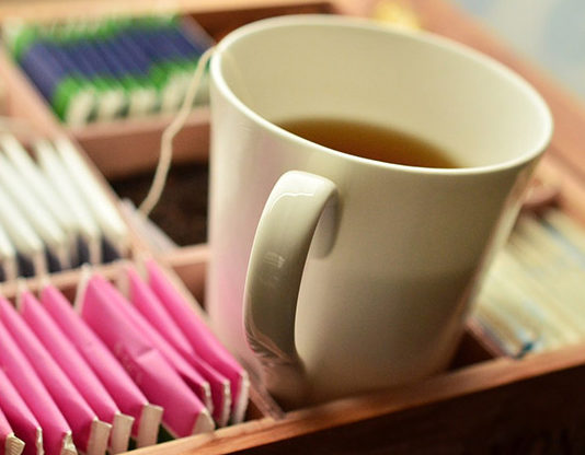 Bromatología alerta sobre una marca de té y otra de agua