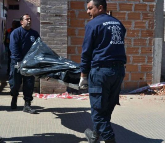 Con 21 mil pesos desparramados, apareció un hombre muerto o en su cama