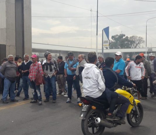 Trabajadores de un ingenio bloquean el puente Lucas Córdoba
