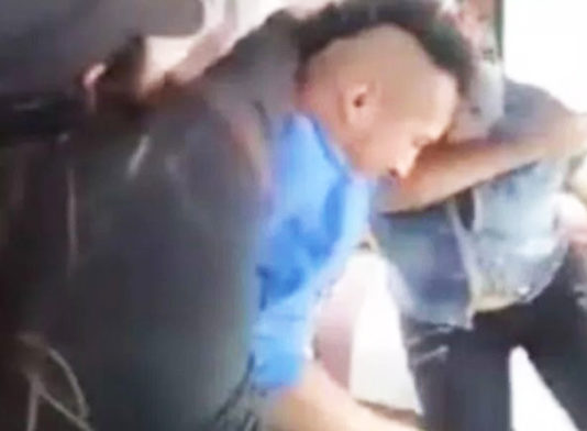 Subió a robar a un ómnibus pero se dio con su madre que lo bajó a chancletazos