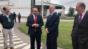 Manzur y el embajador de Reino Unido recorrieron una planta local