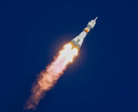 Una nave que llevaba a dos astronautas debió regresar de emergencia a la Tierra