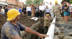 Avanzan mejoras de red cloacal en barrio Floresta