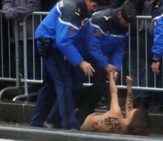 Una activista de Femen se abalanzó en topless sobre el auto de Trump en Paris