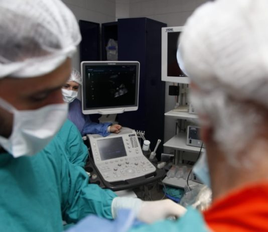 En un embarazo gemelar se realizó la primera fotocoagulación con láser en Tucumán