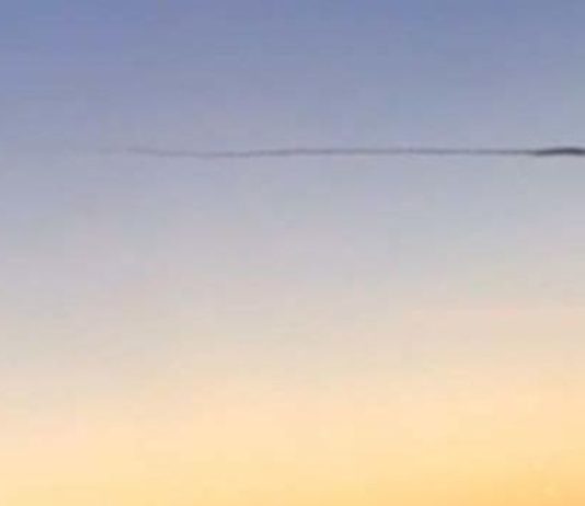 Asegura que filmó un ovni desde un avión en vuelo (video)
