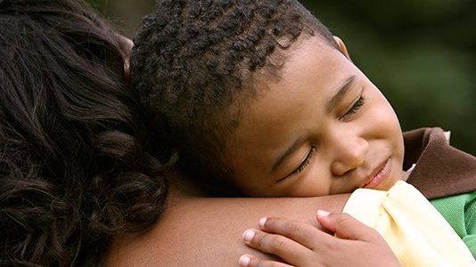 El cerebro de un niño necesita 12 abrazos al día