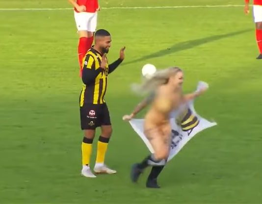 Contrataron a una stripper para motivar al equipo: Mirá cómo salió el partido