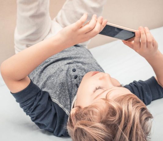 Descubrieron los cambios que provocan dispositivos móviles en el cerebro de los niños