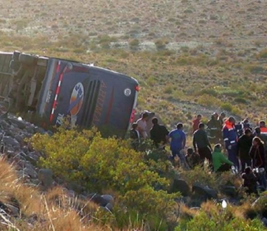 Volcó un micro en la alta montaña y hay al menos 3 muertos