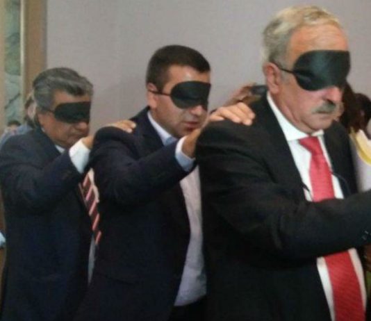 Concejales ingresaron al recinto y sesionan con los ojos vendados