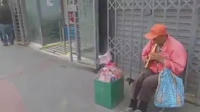 Niños le dan una hermosa sorpresa a un abuelo por la Navidad