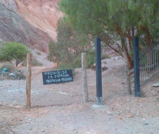Un folclorista cercó el “Cerro Siete Colores”: Asegura haberlo comprado