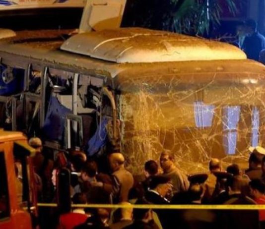Al menos cuatro muertos y una decena de heridos en atentado contra autobús en Egipto