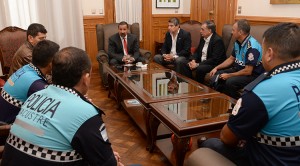 El Gobierno reconoció la labor de los policías y Defensa Civil en Garmendia
