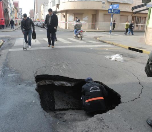 Responsabilizan a la SAT por el hundimiento en calles en la ciudad