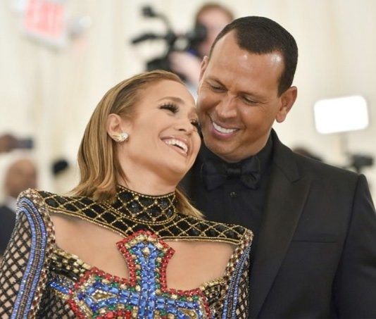 Ex actriz porno acusa al novio de JLo de mandarle fotos prohibidas